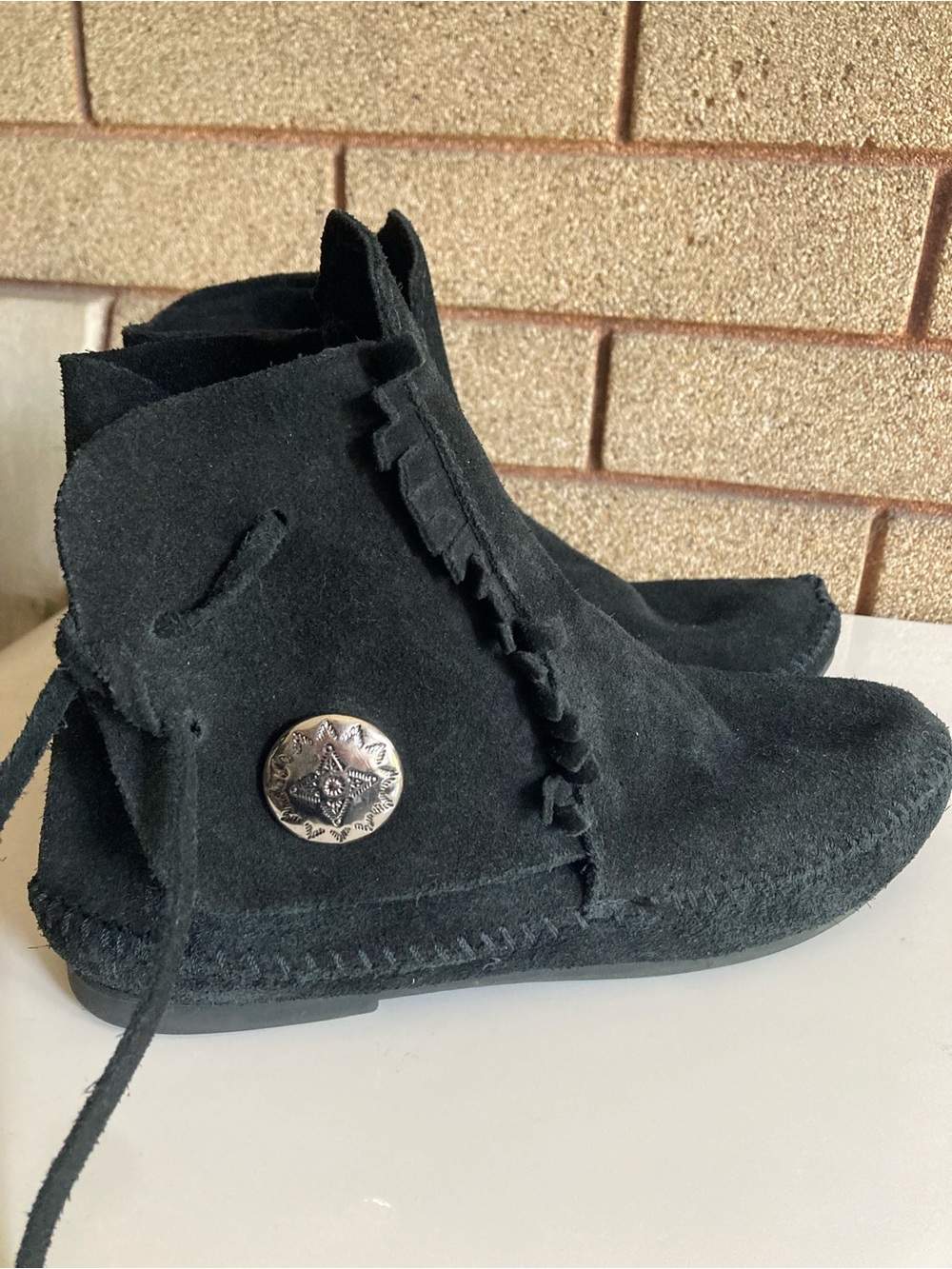Minnetonka Black Suede Fringe Moccasin with Concho Women's Size 6.5